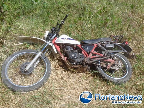 Polícia recupera motocicleta abandonada em Floriano.(Imagem:FlorianoNews)
