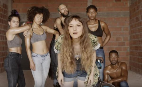 Acusada de racismo em clipe, Mallu Magalhães pede desculpas.(Imagem:Famosidades)