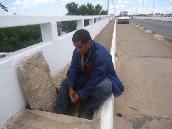 Elementos são presos após roubarem cabos de energia na ponte que liga Floriano a Barão de Grajaú.(Imagem:FlorianoNews)