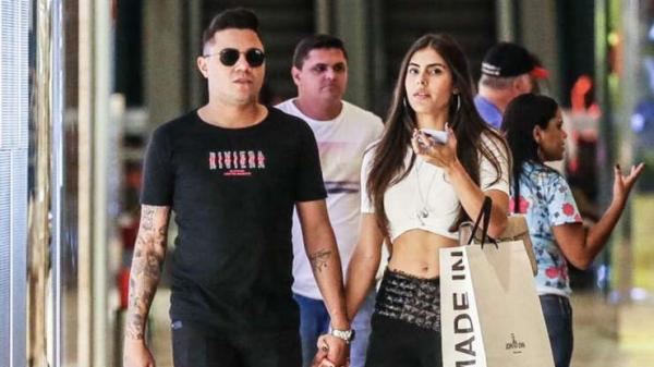 Felipe Araújo passeia em shopping com nova namorada, Estella Defant.(Imagem:AGNews)