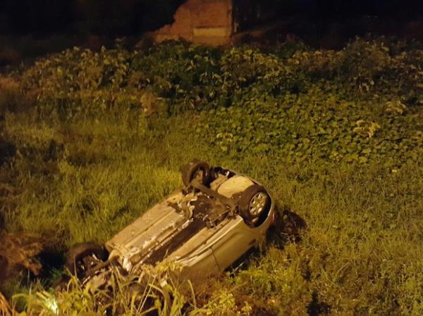 Carro tombou e acabou com as quatro rodas para cima.(Imagem:Cristiano Moura/Arquivo Pessoal)