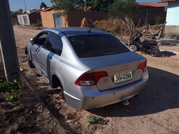 Motorista tem carro depenado após estacionar em acostamento no bairro Guia.(Imagem:Jc24horas)