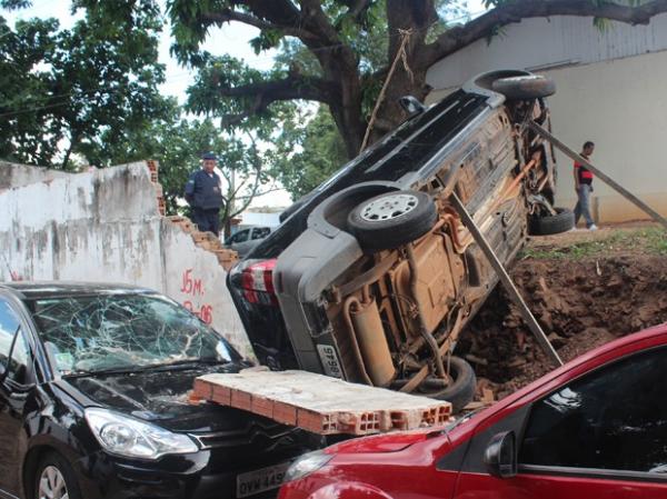 Ao descer carro bateu em muro que caiu por cima de mais dois veículos.(Imagem:Amanda Dourado/G1)