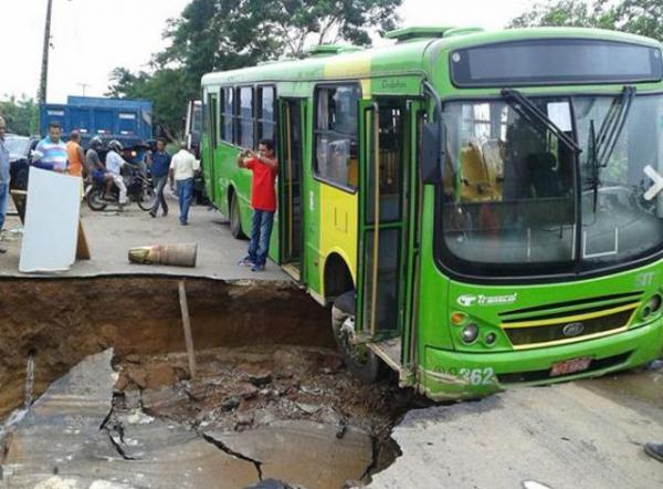 Ônibus cai em buraco após vazamento em tubulação da Agespisa.(Imagem:Cidadeverde.com)