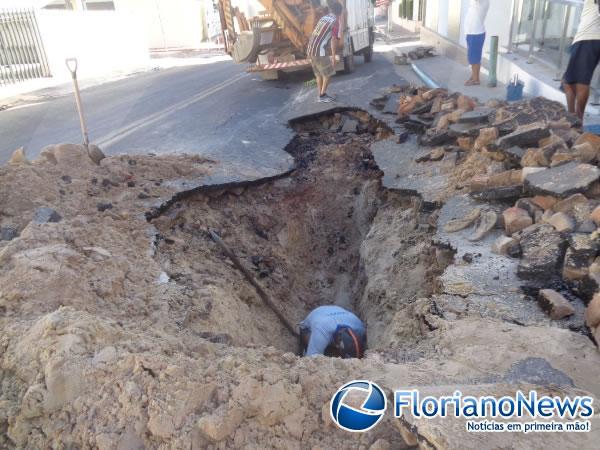 Rompimento de cano provocou falta d'água nos bairros de Floriano.(Imagem:FlorianoNews)