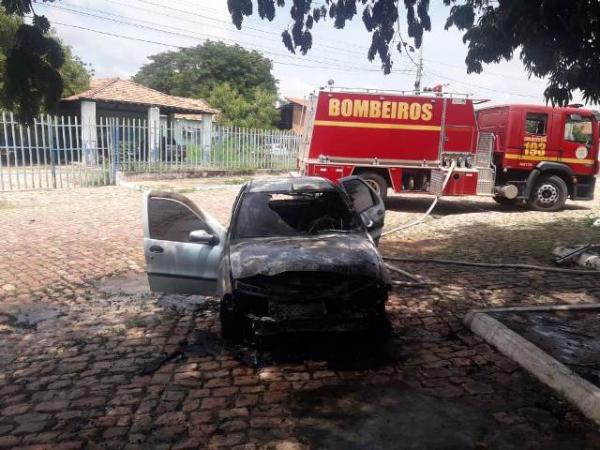 Carro fica totalmente destruído após pegar fogo em frente à Prefeitura de Floriano(Imagem:Reprodução/Whats App)