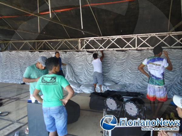 Palco para festa de aniversário do Programa Comando Geral já está sendo montado.(Imagem:FlorianoNews)