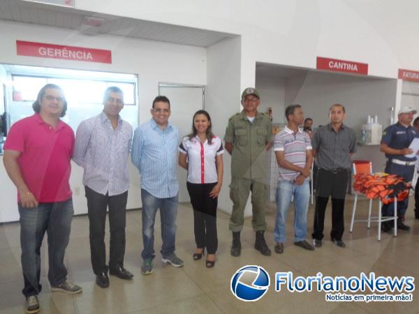 Mototaxistas florianenses recebem coletes de segurança.(Imagem:FlorianoNews)