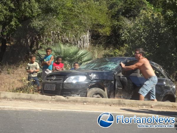 Carro capota após motorista perder o controle em curva da morte.(Imagem:FlorianoNews)