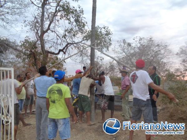 Levantamento do Mastro dá inicio aos festejos de Bom Jesus da Lapa na localidade Tabuleiro do Mato.(Imagem:FlorianoNews)