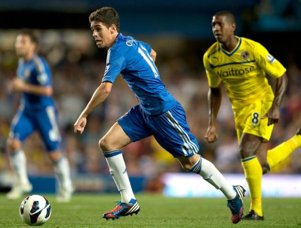 Oscar leva o Chelsea ao ataque no segundo tempo: camisa 11 viu a virada dentro de campo.(Imagem:AFP)