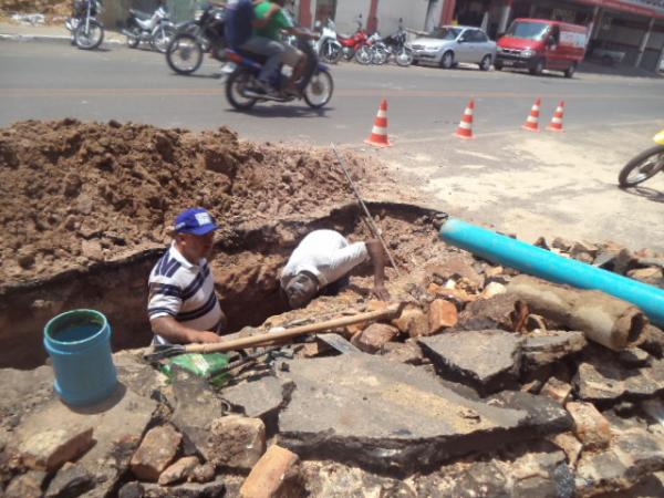 Rompimento de cano da Agespisa volta a deixar florianenses sem abastecimento.(Imagem:FlorianoNews)