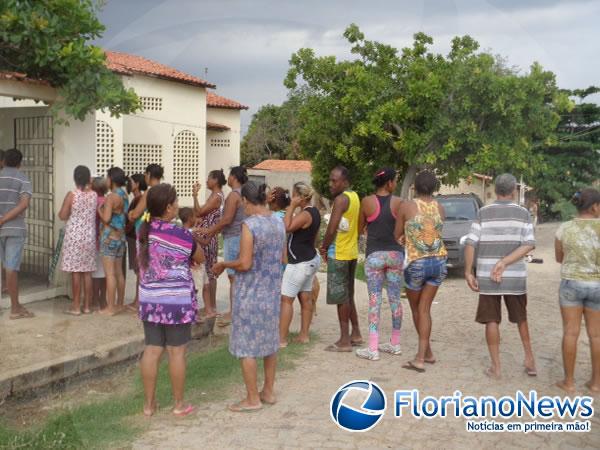 Na véspera do Natal Igreja distribui cestas básicas para famílias carentes.(Imagem:FlorianoNews)