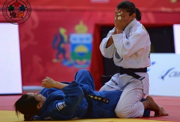 Sarah Menezes vence Emi Yamagishi no Grand Slam de judô de Tyumen.(Imagem:© IJF Media Team - Jack Willingham)