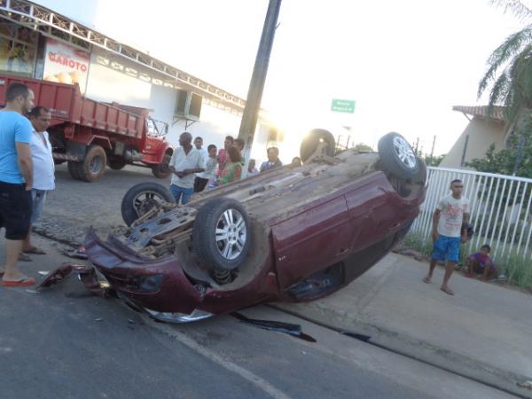 Caçamba e carro colidem na Avenida Dirceu Arcoverde.(Imagem:FlorianoNews)
