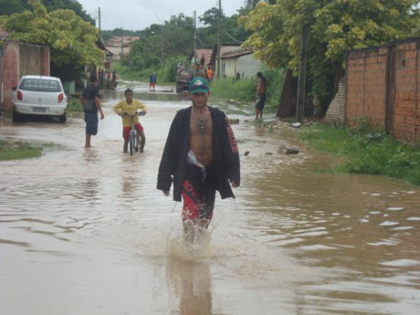 A chuva alagou ruas do centro de Floriano e dos bairros mais distantes do rio(Imagem:redação)