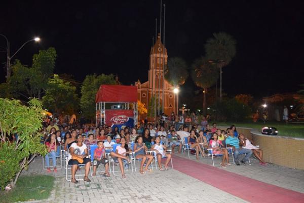 Projeto leva sessões gratuitas de cinema para florianense na praça pública.(Imagem:Waldemir Miranda)