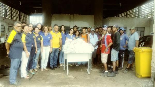 Rotary Club realiza doação de cestas para servidores da coleta de lixo em Floriano.(Imagem:FlorianoNews)