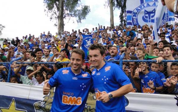 Dagoberto e Everton Ribeiro na apresentação.(Imagem:Tarcísio Badaró / Globoesporte.com)