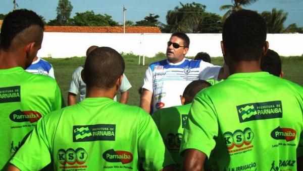 Jorge Pinheiro conversa com os jogadores após derrota para Cori-Sabbá.(Imagem:Renné Fontenele/Ascom)