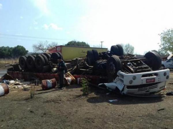 Pneu de caminhão estoura e uma pessoa morre em capotamento na BR-316(Imagem:Cidadeverde.com)