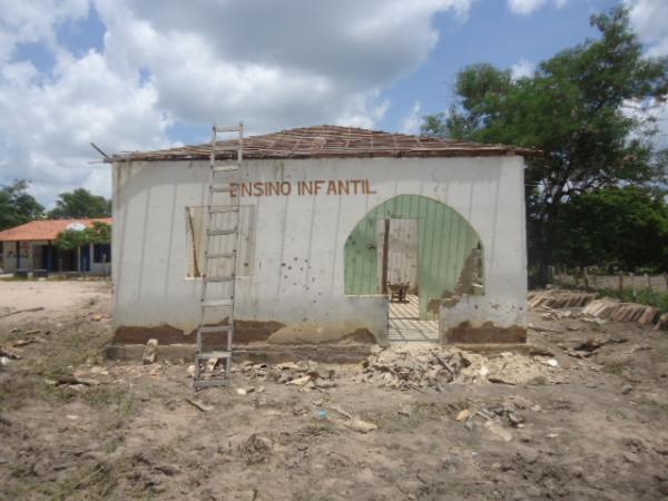 Moradores se juntam e com seus próprios recursos começam a reformar Centro de Apoio.(Imagem:FlorianoNews)