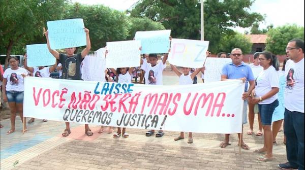 Família e amigos de Laisse pediram justiça durante protesto em Nazária.(Imagem:Reprodução/ TV Clube)