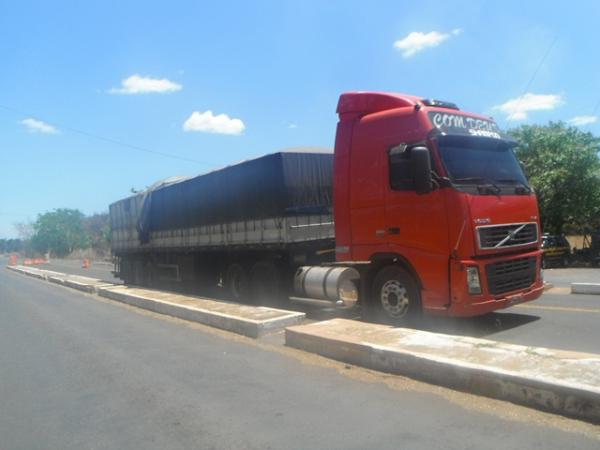 PRF apreende caminhão por transporte de madeira ilegal em Floriano.(Imagem:FlorianoNews)