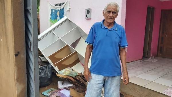 Filho e nora do senhor Antônio Alves perderam móveis e ficaram desabrigados, em Piripiri no Piauí.(Imagem:Renan Nunes/ TV Clube)