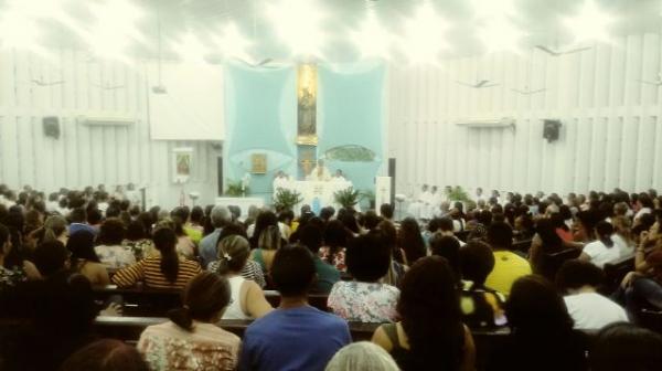 Católicos participam da Missa da Graça presidida pelo Padre Jeferson Silva em Floriano(Imagem:FlorianoNews)