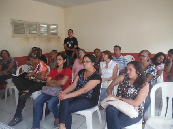 Prefeito Gledyson Resende realiza reunião com classe educacional.(Imagem:FlorianoNews)