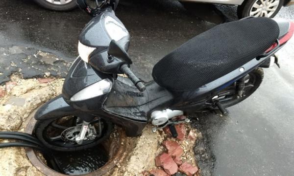 Sem sinalização, motociclista cai em bueiro aberto no Centro de Teresina.(Imagem:Arquivo pessoal)