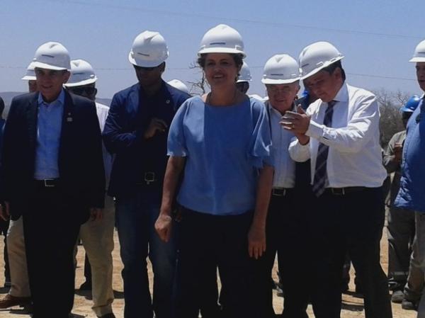 Dilma chega visita obras da Transnordestina na cidade de Paulistana.(Imagem:Catarina Costa/G1)