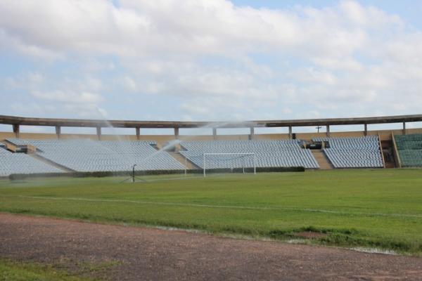 Gramado do Albertão recebe os primeiros cuidados antes da Copa do Nordeste.(Imagem:Antônio Fontes/GloboEsporte.com)