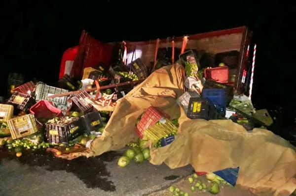 Caminhão carregado de frutas tomba na PI 213(Imagem:Blog do Coveiro)