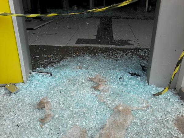 Quadrilha explode caixas eletrônicos das agências dos Bancos do Brasil e Bradesco.(Imagem:Francinaldopublicidades)
