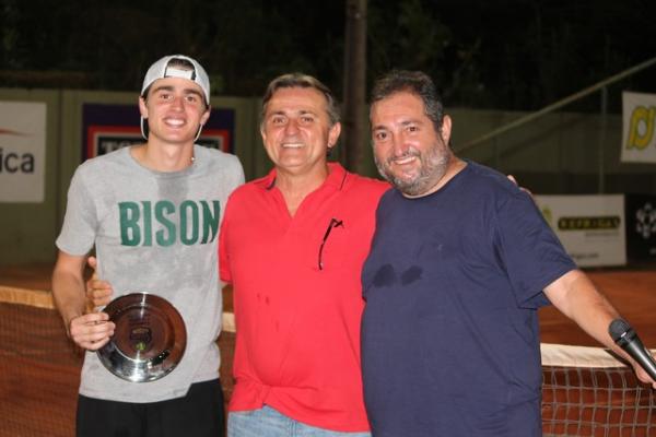 Lucas Castelo Branco (à esquerda) , campeão da 4ª etapa.(Imagem:Ascom)