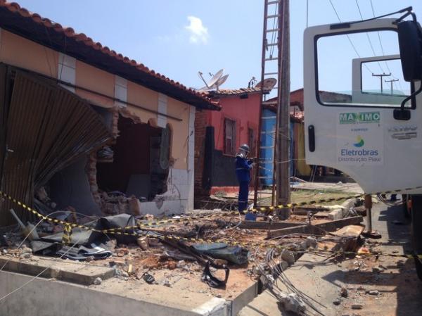 Técnicos da Eletrobras estiveram no local tentando restabelecer energia.(Imagem:Juliano Barros/ G1)