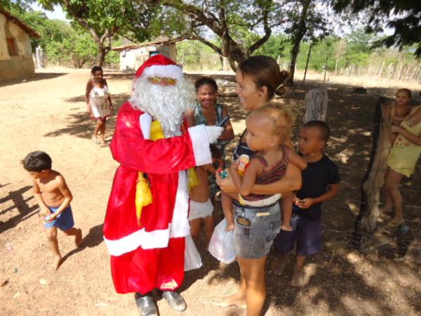 Papai Noel solidário distribui cestas básicas a famílias carentes de Floriano.(Imagem:FlorianoNews)
