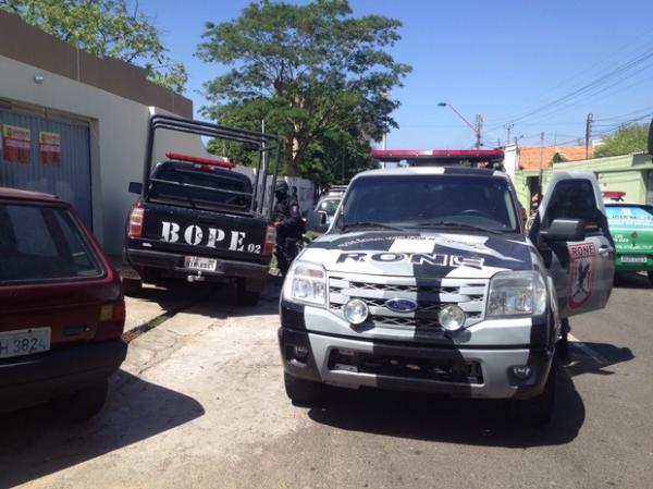 Policiais do Bope, Rone Gate estão na caça aos criminosos.(Imagem:Juliana Barros/G1)