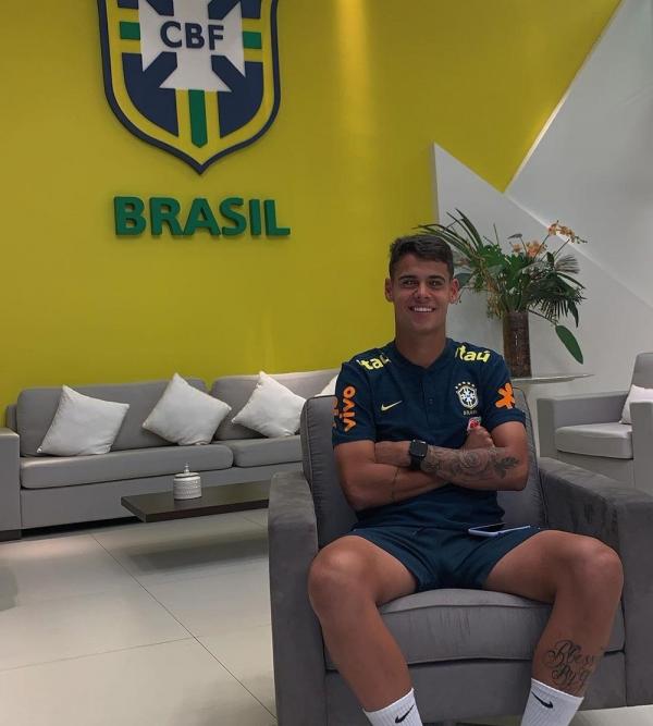 Lucas Freitas com o uniforme da Seleção Brasileira.(Imagem:Reprodução/Instagram)