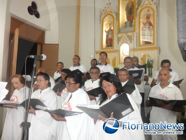 Fieis participaram da celebração da Vigília Pascal em Floriano.(Imagem:FlorianoNews)