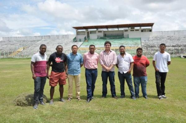 Prefeito visita Estádio Tiberão para acompanhar o trabalho de recuperação do gramado.(Imagem:SECOM)