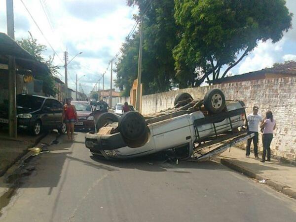Carro capotou após ser atingido por outro no bairro Dirceu II.(Imagem:Polícia Militar)
