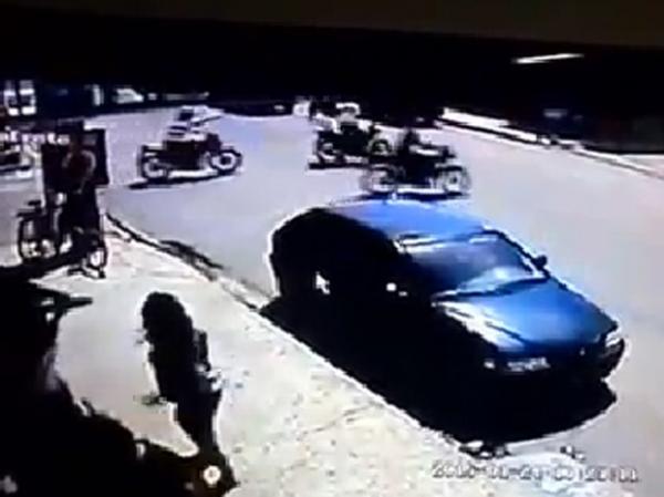 Foto reproduzida de vídeo mostra momento que o atirador chega atrás das vitimas.(Imagem:Reprodução/PM)
