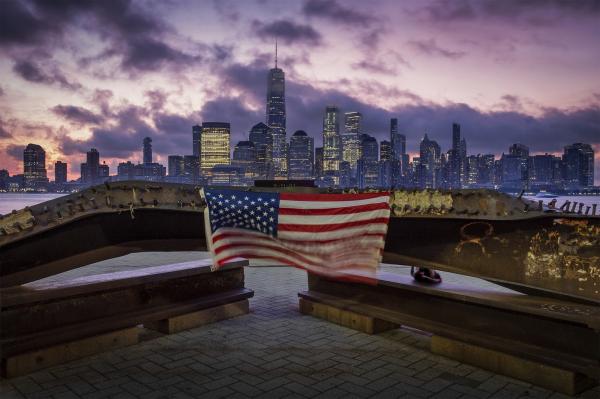 ma bandeira dos EUA é vista sobre ferragem retorcida restante do ataque terrorista às Torres Gêmeas em 2001, em Jersey City.(Imagem:J. David Ake/AP)