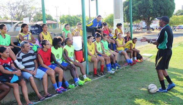 Toinho conversa com elenco antes de treino do Tiradentes-PI.(Imagem:Emanuele Madeira)