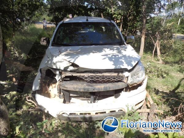 Pneu estoura e motorista bate contra árvores na zona rural de Floriano.(Imagem:FlorianoNews)