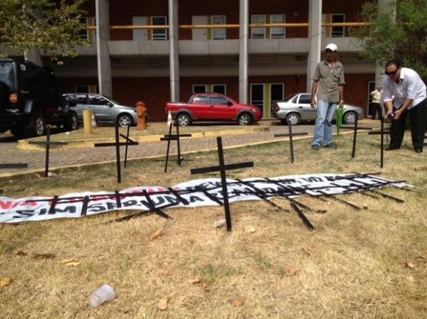 Cruzes foram colocadas em frente ao prédio da Assembleia Legislativa.(Imagem:Gil Oliveira/G1)
