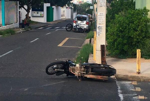 Acidente entre 2 motos provoca colisão em carro estacionado.(Imagem:Cidadeverde.com)